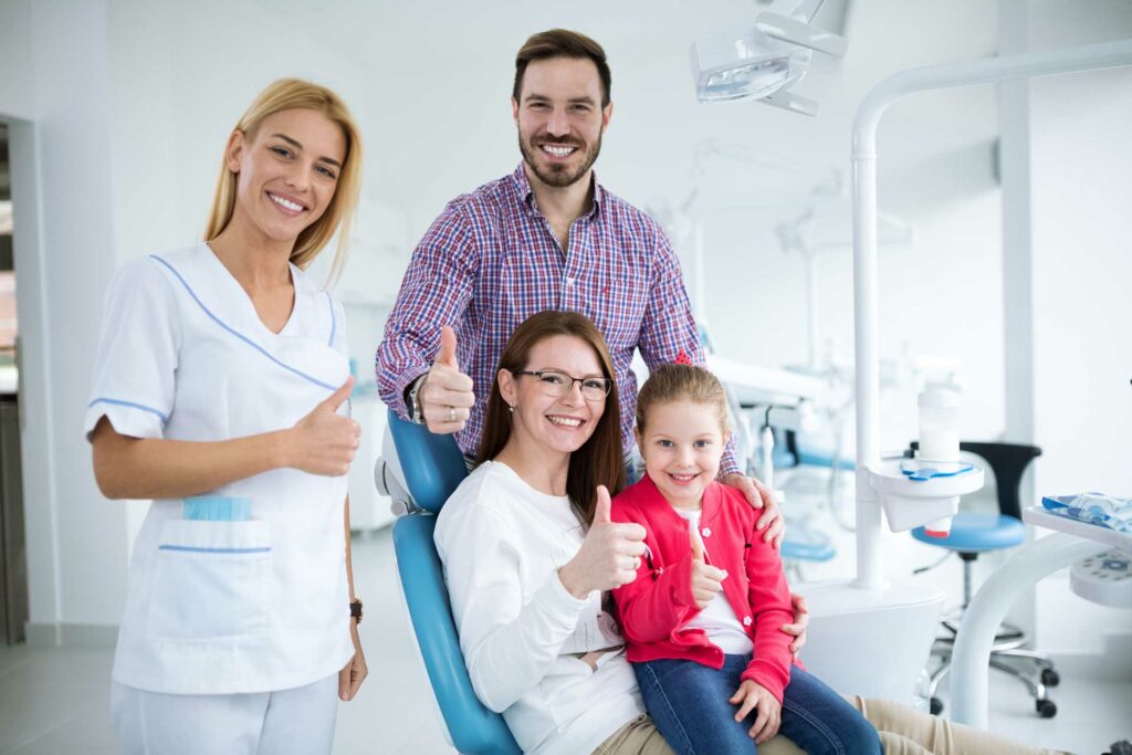 Glückliche Familie beim Zahnarzt